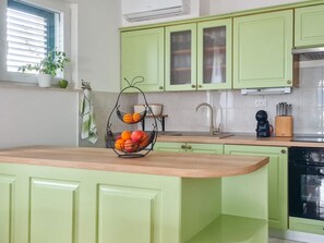 Fridge, microwave, oven, stovetop - Beautiful 2-Bedroom Apartment with balcony and sea view! (Viganj)