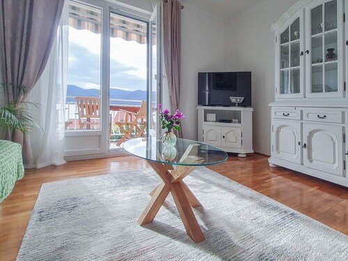 Apartments Klara / Sea-view 2-bedroom apartment Klara - Viganj