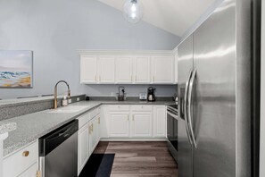 Kylskåp, mikrovågsugn, ugn och spishäll