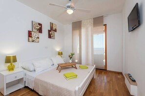 5 chambres, fer et planche à repasser, Wi-Fi, draps fournis