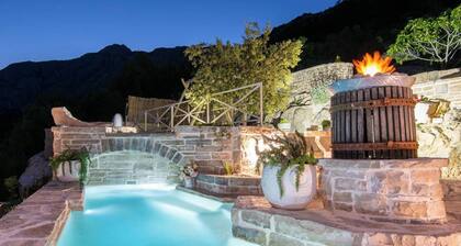 The Hidden Treasure Village, 7-Bedroom Luxury Holiday Resort with children playground, private Pool and Private Parking, SEA VIEW