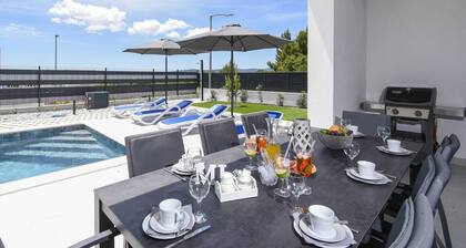 Luxury 4-Bedroom Holiday Villa with swimming pool and sea view!