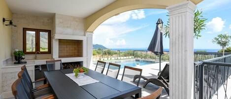 تناول الطعام بالخارج