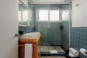 Suihku, hiustenkuivaaja, pyyhkeet