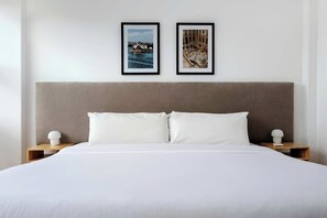 3 makuuhuonetta, työpöytä, silitysrauta/-lauta, vauvan matkasänky