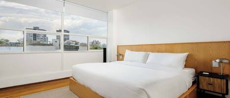 3 chambres, bureau, fer et planche à repasser, lit parapluie