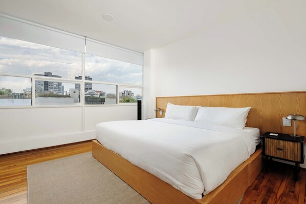 3 bedrooms, desk, iron/ironing board, travel crib