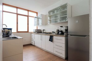 Fridge, microwave, stovetop, coffee/tea maker - w* | Comfy 2BR w/ Lovely Deco in Miraflores (Miraflores)