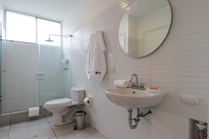 A modern bathroom with a toilet, sink, and shower. - w* | Comfy 2BR w/ Lovely Deco in Miraflores (Miraflores)