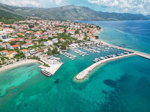 2-Bedroom Holiday Apartment with Pool and Sea-view!