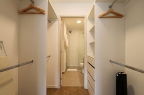 Suihku, hiustenkuivaaja, pyyhkeet