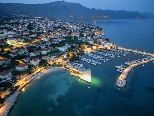 2-Bedroom Holiday Apartment with Pool and Sea-view!