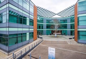 Exterior - Chic Studio in Bracknell at convenient location-free parking (Bracknell)