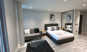 1 habitación, tabla de planchar con plancha, wifi y ropa de cama