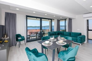 Dining - 2-Bedroom Holiday Apartment with Pool and Sea-view! (Orebic)