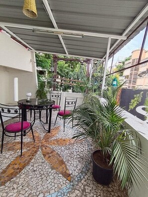 Familieværelse til 3 personer - balkon - byudsigt | Terrasse/gårdhave