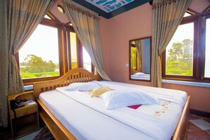 Luxury Double Room, Garden View | Meja, ruang kerja komputer riba, Wi-fi percuma