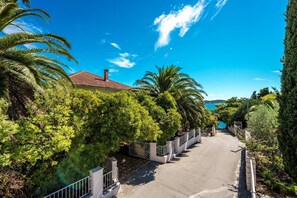 المنطقة المحيطة بالمنشأة