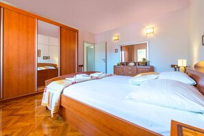 3 室のベッドルーム、アイロン / アイロン台、WiFi、ベッドシーツ