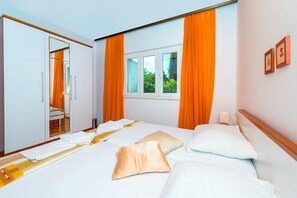 3 habitaciones, tabla de planchar con plancha, wifi y ropa de cama 