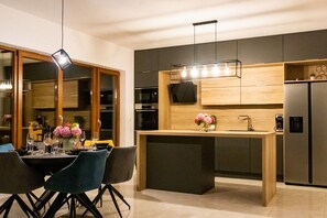 Kjøleskap, mikrobølgeovn, ovn og kokeplater