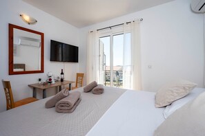 1 bedroom, WiFi, bed sheets - Charming Studio Apartment Near the Sea (Orebic)