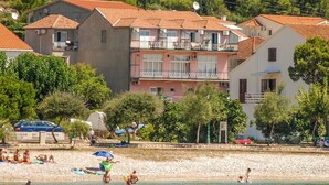 Une zone côtière avec des bâtiments, une plage et des personnes qui profitent de la mer.