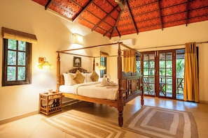 Lily Jacuzzi Villa with Balcony | Két bảo mật tại phòng, trang trí khác biệt 