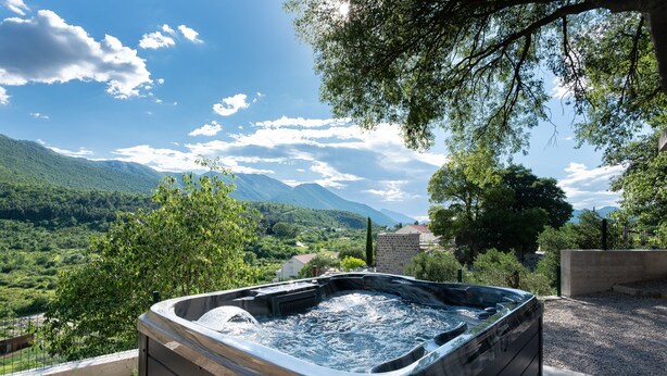 Un jacuzzi con un paisaje montañoso de fondo.