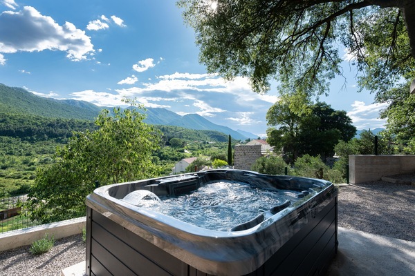 Outdoor spa tub