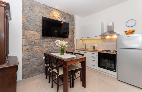 Apartment (A1) | Private kitchen | Fridge, oven, stovetop, espresso maker - Apartment Feel the Nature (Omis)
