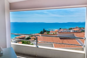Un balcon avec vue sur la mer et les bĂątiments.