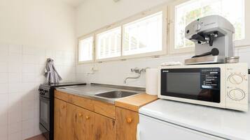 Apartment (A1) | Private kitchen | Oven, electric kettle, toaster