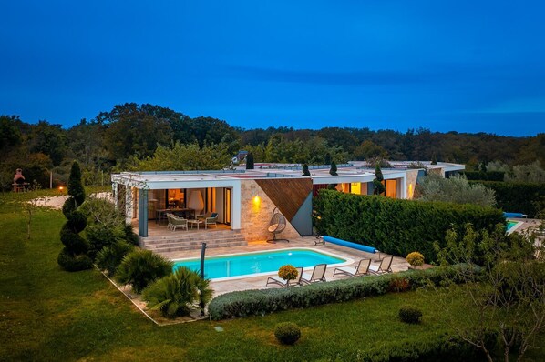 Outdoor pool, a heated pool, pool umbrellas, sun loungers - Villa Royal Green Four (Policnik)