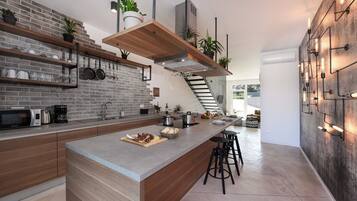 Eigene Küche | Kühlschrank, Mikrowelle, Ofen, Herdplatte