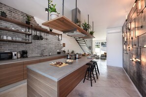 Private kitchen | Fridge, microwave, oven, stovetop