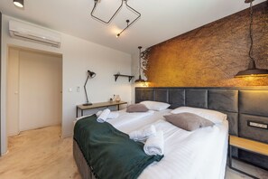 13 chambres, coffres-forts dans les chambres, fer et planche à repasser