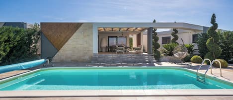 Una piscina al aire libre, una piscina climatizada