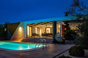 Piscine extérieure, piscine chauffée, chaises longues