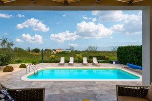 Outdoor pool, a heated pool, open open 24 hours, sun loungers - Villa Royal Green Two (Policnik)