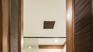 A bathroom with a toilet, a sink, and a bathtub. - Hotel Kwality Regency (Chandigarh)