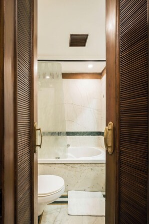 Luksus-studiosuite | Bad | Dusj, såpe, sjampo og toalettpapir