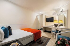 Desk, laptop workspace, free WiFi - Hotel Kwality Regency (Chandigarh)