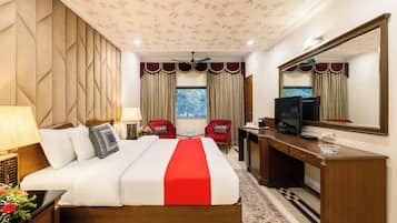 Luxury Studio Suite | Desk, laptop workspace, free WiFi