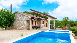 Outdoor pool, a heated pool, open open 24 hours, sun loungers - Villa Kiara (Unesic)