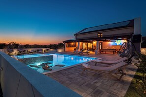 Een buitenzwembad en een verwarmd zwembad