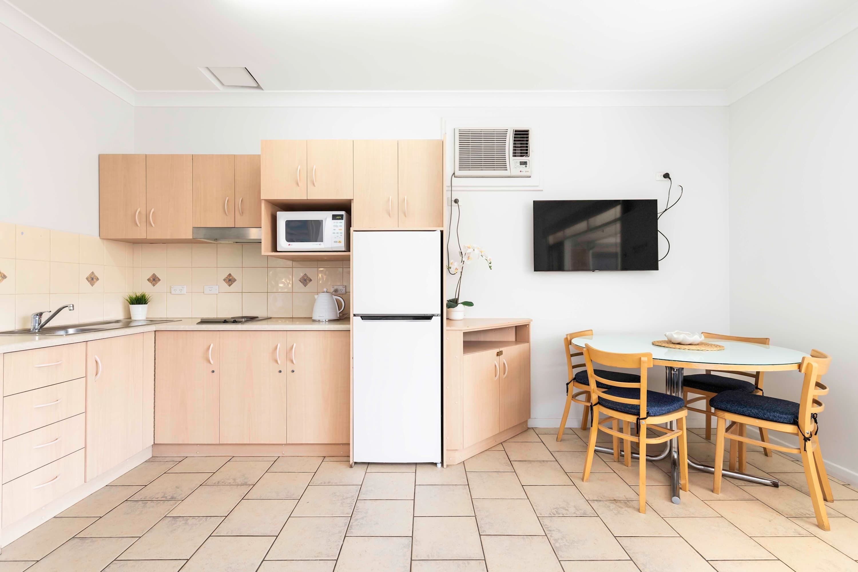 Réfrigérateur, four à micro-ondes, surface de cuisson