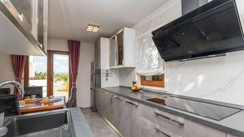 Apartment (A1) | Private kitchen | Oven, electric kettle