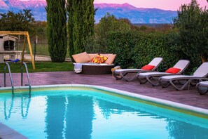 Piscine extérieure, piscine chauffée, parasols de plage