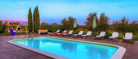 Utomhuspool, uppvärmd pool och parasoller